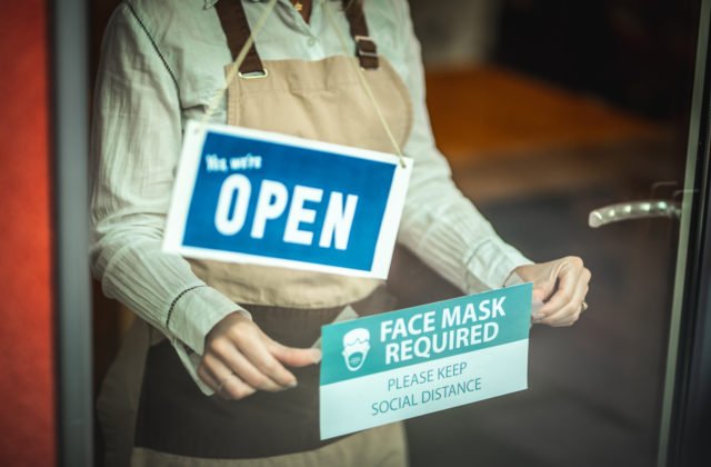 Prevádzky a hromadné podujatia budú menej obmedzené, respirátory už nemusia nosiť moderátori