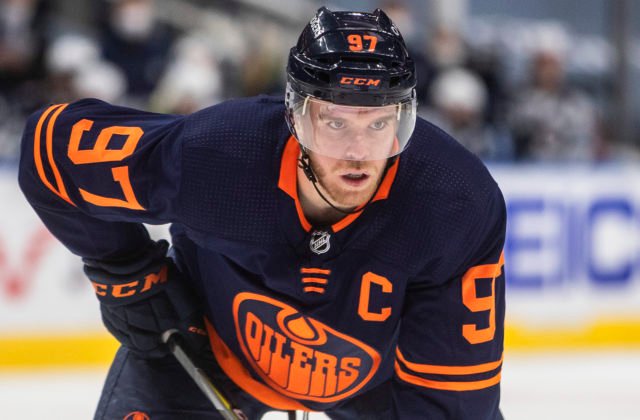 McDavid po šiesty raz s minimálne 80 bodmi, Bäckström s tisíckou bodov pred Bondrom