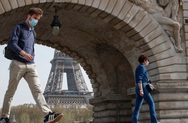 Francúzsko uvoľnilo väčšinu opatrení proti COVID-19. Vedci však majú obavy, že ide o predčasný krok