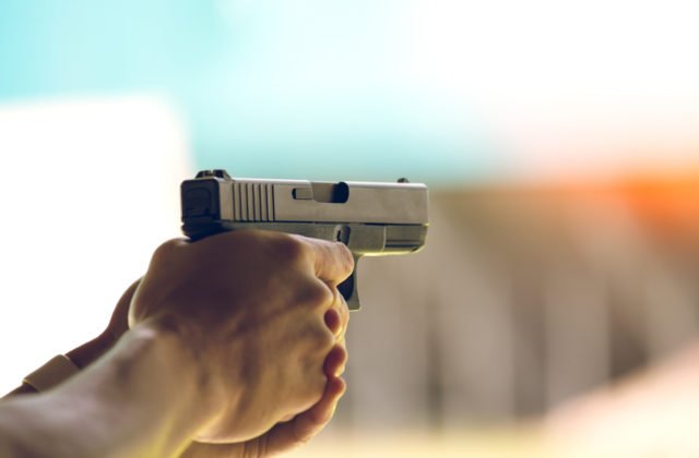 Vlastníte strelnú zbraň a nemuseli ste k nej mať papiere? Nezabudnite na svoje povinnosti, inak sa stane ilegálnou