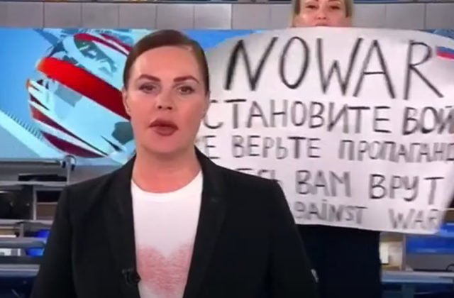 Ovsjannikovová spoznala trest za prerušenie živého vysielania a transparent „nie vojne“ (video)