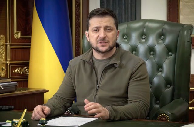 Mierové rozhovory s Ruskom vyzerajú podľa Zelenského realistickejšie, pokračovať budú aj v stredu (video)