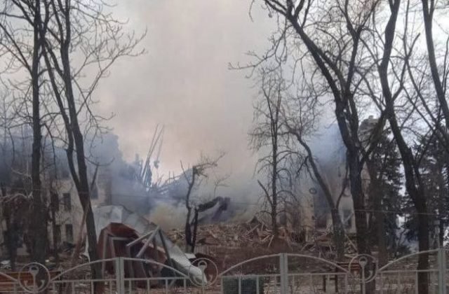 Rusi zbombardovali divadlo v Mariupole, rakety vypálili aj na konvoj civilistov (foto)