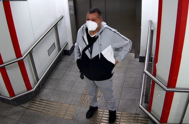 Nespoznávate ho? Polícia opäť pátra po zvrhlíkovi, ktorý sa uspokojoval vo vlaku (foto)