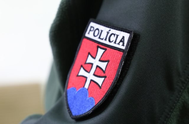 Policajt obvinený z vraždy kolegu bude stíhaný väzobne, ale rozhodnutie súdu nie je právoplatné