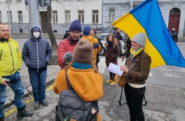 Pred ruským veľvyslanectvom bolo opäť rušno, študenti a aktivisti tam zapaľovali sviečky za detské obete vojny (video)