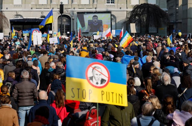 Zelenskyj sa prihovoril demonštrantom v Berne a vyzval švajčiarsku vládu na zmrazenie účtov ruských oligarchov