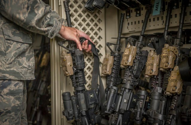 Európska únia zvýši vojenskú pomoc Ukrajine na miliardu eur a nakúpi jej ďalšie zbrane