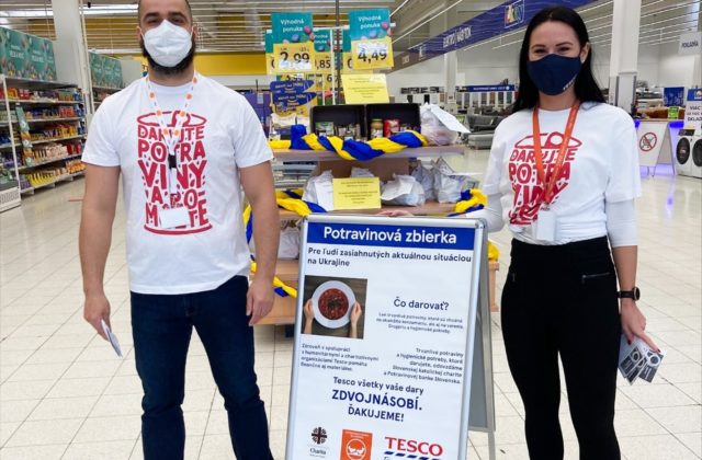 Tesco predlžuje mimoriadnu potravinovú zbierku na pomoc ľuďom prichádzajúcim z Ukrajiny
