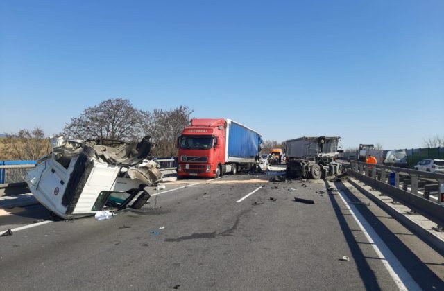 Na R1 pri Nitre došlo k vážnej dopravne nehode, zrazili sa tam dva kamióny s autom (foto)
