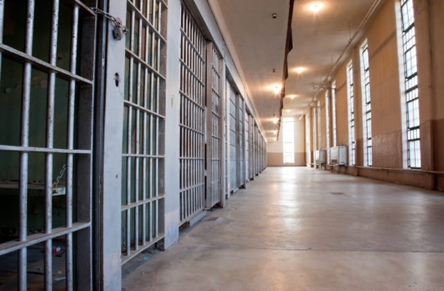 Kočnerov komplic Agh má ihneď nastúpiť do väzby, je v zahraničí a príchod na Slovensko nesľubuje