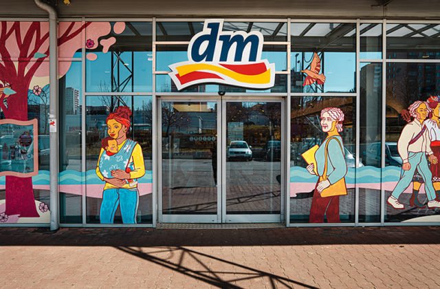 „Odlišnosti tvoria rozmanitosť a krásu života.“ dm inšpiruje zákazníkov jedinečnými veľkoplošnými ilustráciami