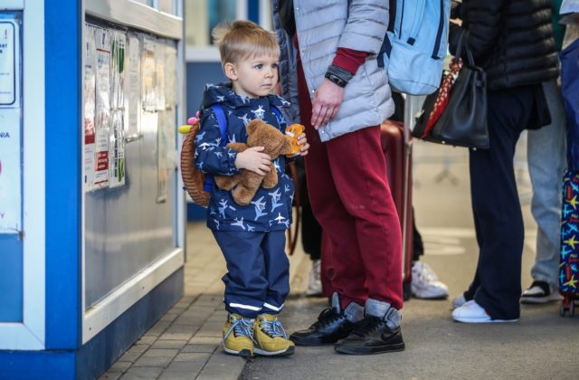 K príspevku na dieťa či dávkam v hmotnej núdzi sa ľudia dostanú jednoduchšie, dôvodom sú utečenci z Ukrajiny