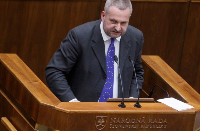 Dostál ide robiť ku Kolíkovej, v parlamente ho nahradí Rudolf