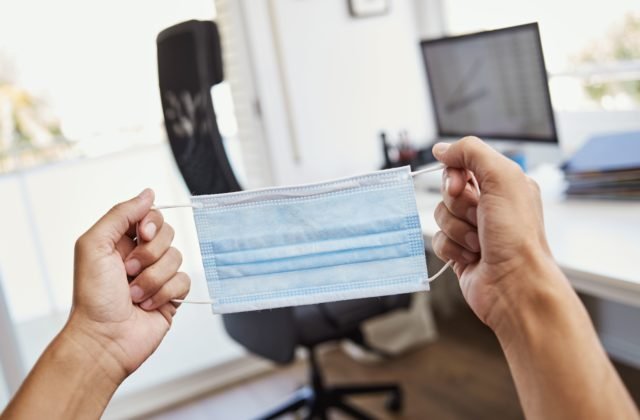 Rúškam a respirátorom o chvíľu odzvoní, o pár týždňov už nebudú povinné ani v interiéri