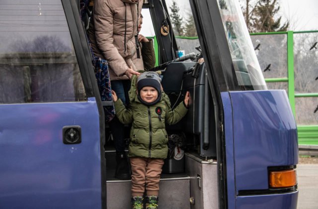 Mesiac konfliktu vyhnal z domova viac ako 4,3 milióna ukrajinských detí