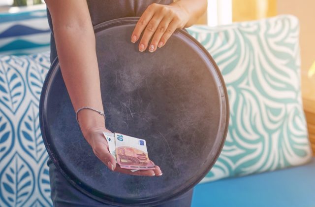 Pandemická pomoc zabránila prepúšťaniu, najviac pomohla v odvetví ubytovania a stravovania