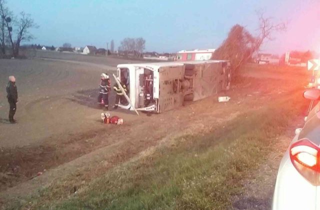 Pri obci Mostová havaroval autobus, zišiel z cesty a prevrátil sa (foto)