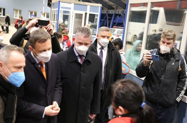 Utečeneckú krízu pomáhali zvládnuť zvukári blízki hnutiu OĽaNO, SaS žiada od Mikulca vysvetlenia