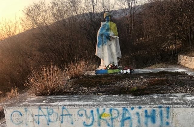 Sochu vojaka v Bošáci niekto pomaľoval žltou a modrou farbou, vandala už hľadá polícia (foto)