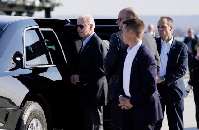 Biden priletel na rokovania do Poľska, stretne sa s ukrajinskými utečencami či humanitárnymi pracovníkmi