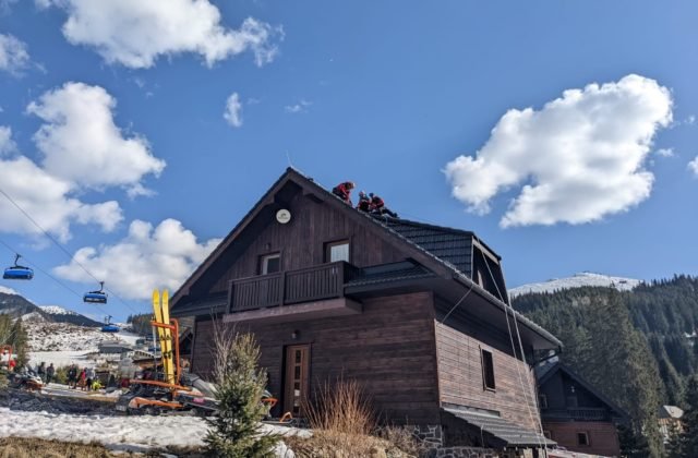 Na strechu chaty v Jasnej sa zrútil paraglajdista a poranil si chrbticu, pomáhali mu horskí záchranári