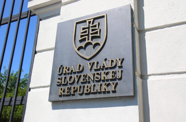 Úrad vlády bude po novom riešiť aj nepriaznivé situácie Rómov či poskytovanie dotácií