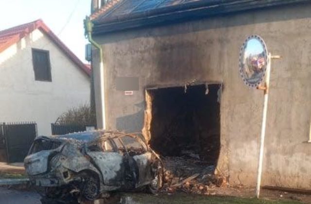 Auto vpálilo do rodinného domu a začalo horieť, nehodu neprežil 19-ročný vodič (foto)