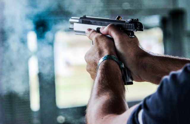 Držitelia zbraní si musia dať pozor nové pravidlá a povinnosti pri ich registrácii, upozorňuje polícia