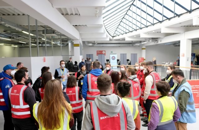 V Bratislave otvorili veľkokapacitné centrum pre Ukrajincov, odteraz vybavia všetko potrebné na jednom mieste (foto+video)