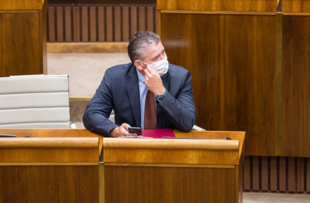 Odvolávanie Mikulca v parlamente bude v stredu, podľa Fica robí len hnusnú a špinavú robotu