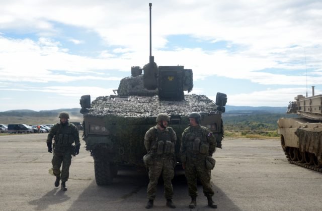 Pellegrini žiada pozastaviť nákup transportérov 8×8, Naď obvinenia odmieta a „zlodejinou“ mala byť dohoda bývalej vlády