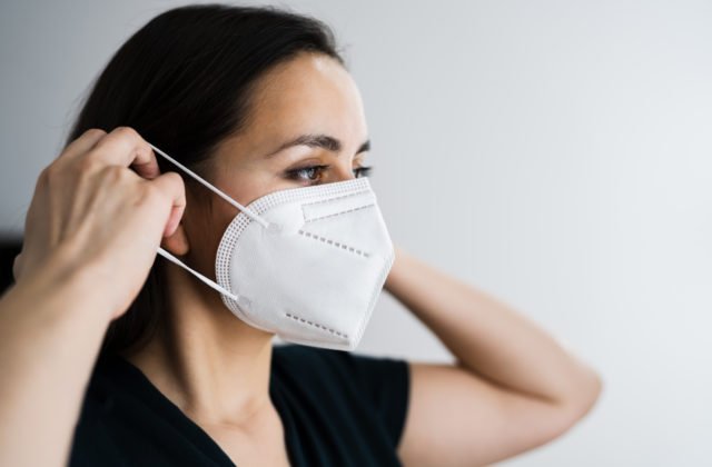 Respirátory budeme v interiéri nosiť naďalej, dôvodom je nízka zaočkovanosť