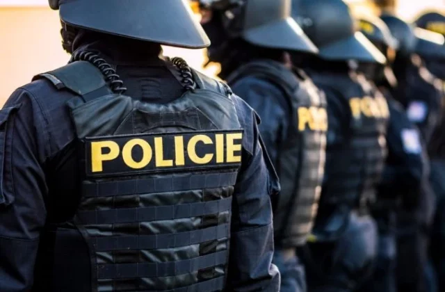 Učiteľ v Prahe neprežil útok mačetou, páchateľom bol pravdepodobne študent a zadržala ho polícia