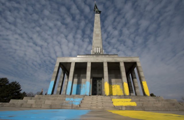 Neznámy páchateľ natrel areál Slavína modrou a žltou farbou, Rusi hovoria o znesvätení pamätníka (foto)