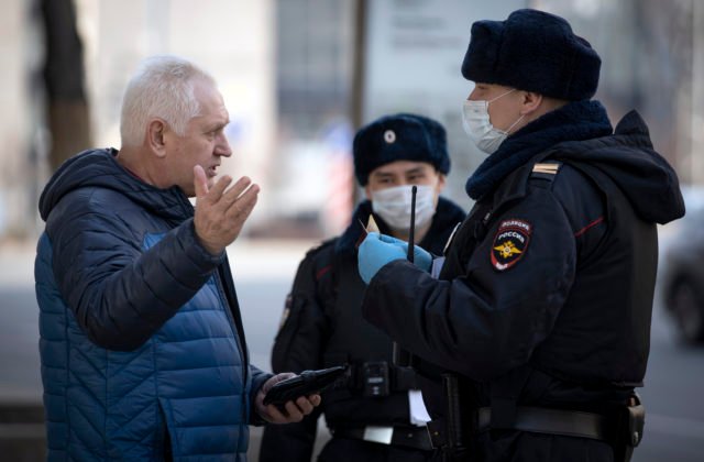 Francúzsko a ďalšie štáty vyzvali svojich občanov, aby opustili Rusko. Môžu im hroziť viaceré problémy