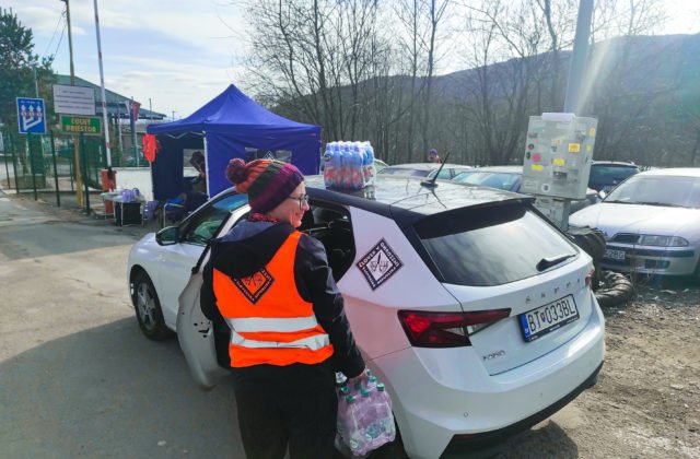 ŠKODA AUTO Slovensko poskytla vozidlá organizácii Človek v ohrození na humanitárnu pomoc utečencom z Ukrajiny