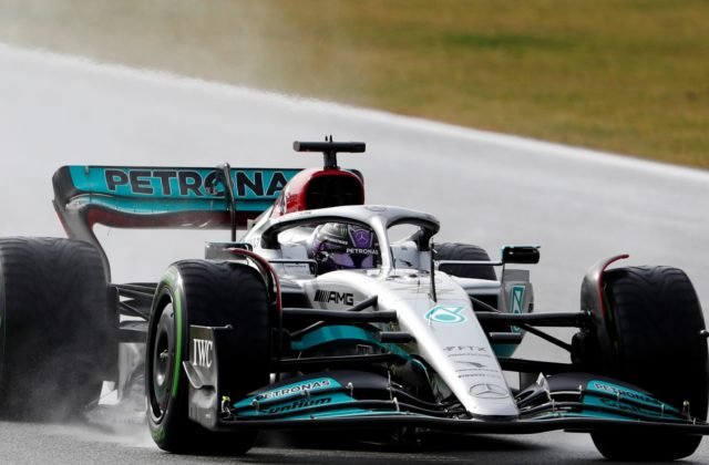 Jazdci Formuly 1 majú pre nové pravidlá horší výhľad z kokpitu, Hamilton potrebuje pod zadok vankúš