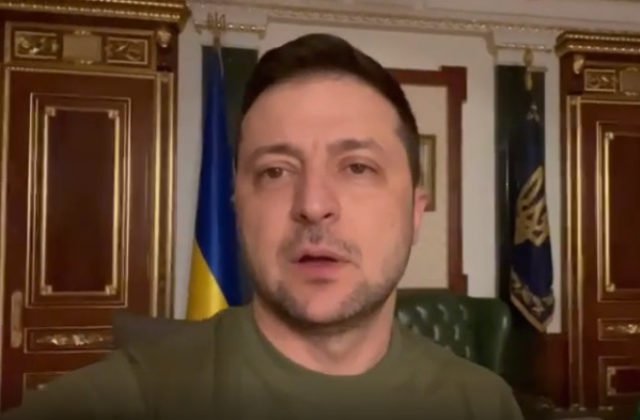 Zelenskyj vtipne vyvracia obvinenia Rusov, že znovu utiekol z Ukrajiny (video)
