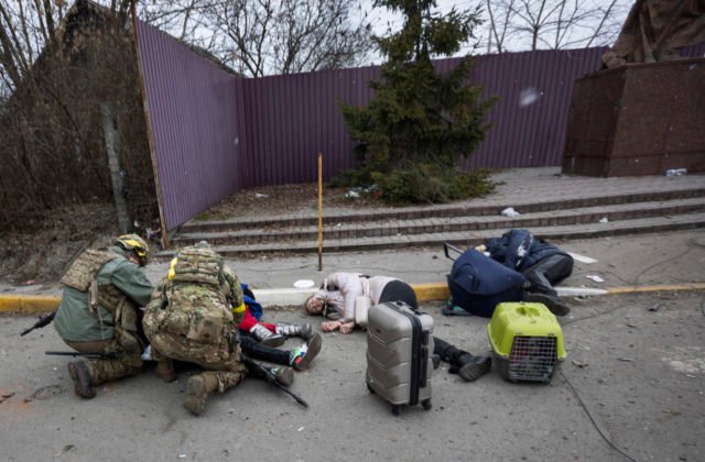Rusi spustili paľbu na evakuačný priechod pre civilistov v meste Irpiň, údajne zahynuli dve deti (video)
