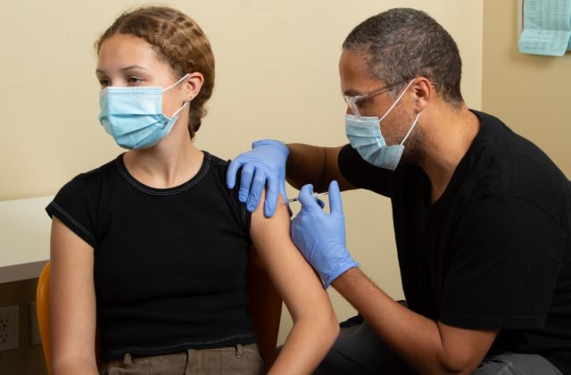 Rakúsko upustilo od povinného očkovania proti koronavírusu, odborníci situáciu opäť prehodnotia v júni