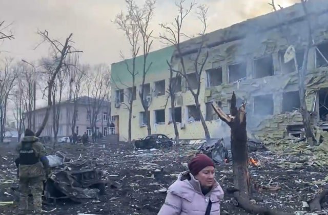 Rusi zbombardovali detskú nemocnicu v meste Mariupoľ, počet obetí zatiaľ nie je známy (video)