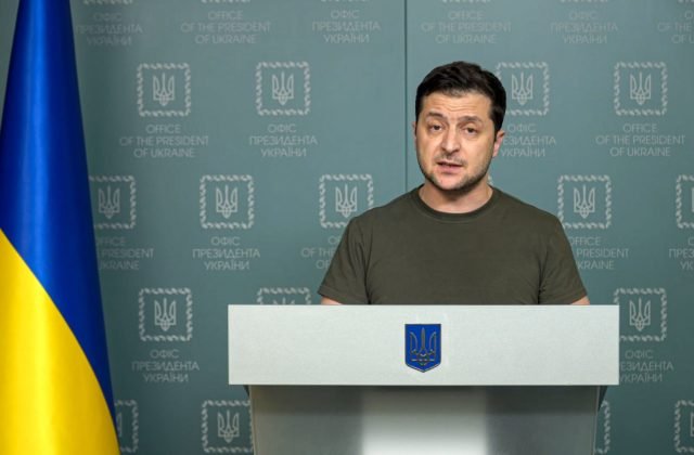 Zelenskyj označil ruské bombardovanie pôrodnice v Mariupole za zverstvo a obul sa aj do USA a NATO