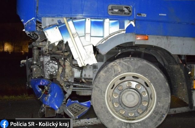 Vodič auta neprežil zrážku s kamiónom, cesta je v oboch smeroch neprejazdná (foto)