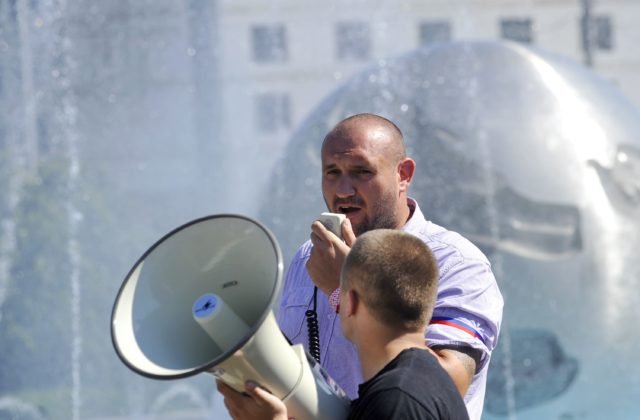 Popieračovi holokaustu Magátovi prehľadali vo Švajčiarsku dom, našli tam nacistické materiály aj zbraň