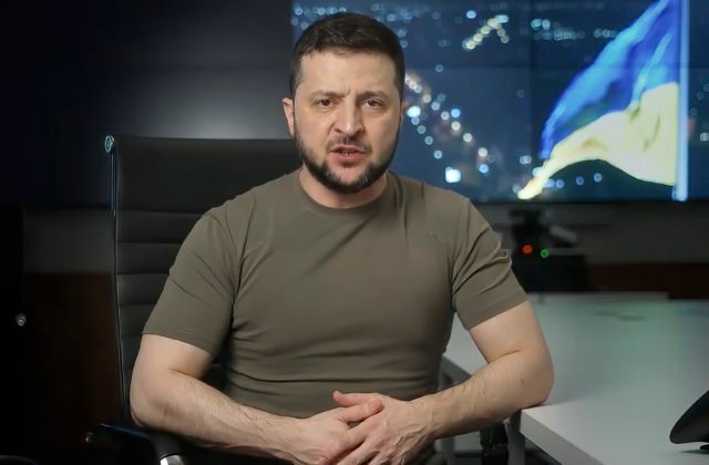 Ruskí vojaci zanechávajú na Ukrajine za sebou spúšť, Zelenskyj varoval ľudí pred ostreľovaním a mínami (video)