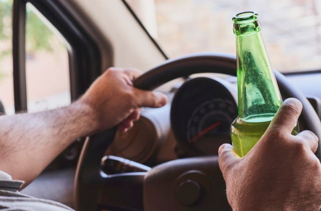 Policajnú hliadku upútal nekoordinovanou jazdou, muž nafúkal viac ako tri promile