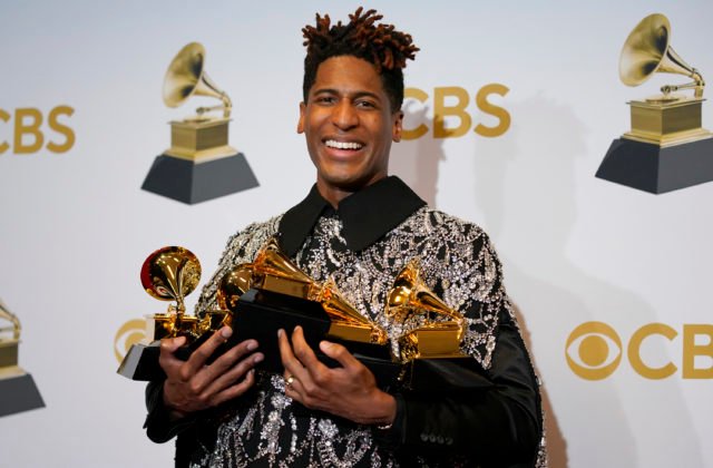 Ceny Grammy 2022 ovládol Jon Batiste a Silk Sonic, trúchliaca skupina Foo Fighters si po výhru neprišla (video+foto)