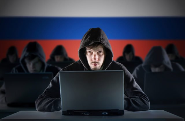 Polícia upozorňuje na masívny dezinformačný útok prokremeľskej propagandy, falošné profily majú typické znaky (video)