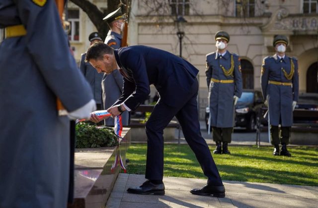 Heger a Naď si uctili osloboditeľov Bratislavy z roku 1945, Korčok sa však k pamätníku pokloniť nepôjde
